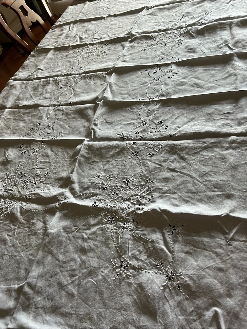 Vintage White Madeir-Style Embroidered Cutwork tablecloth 57